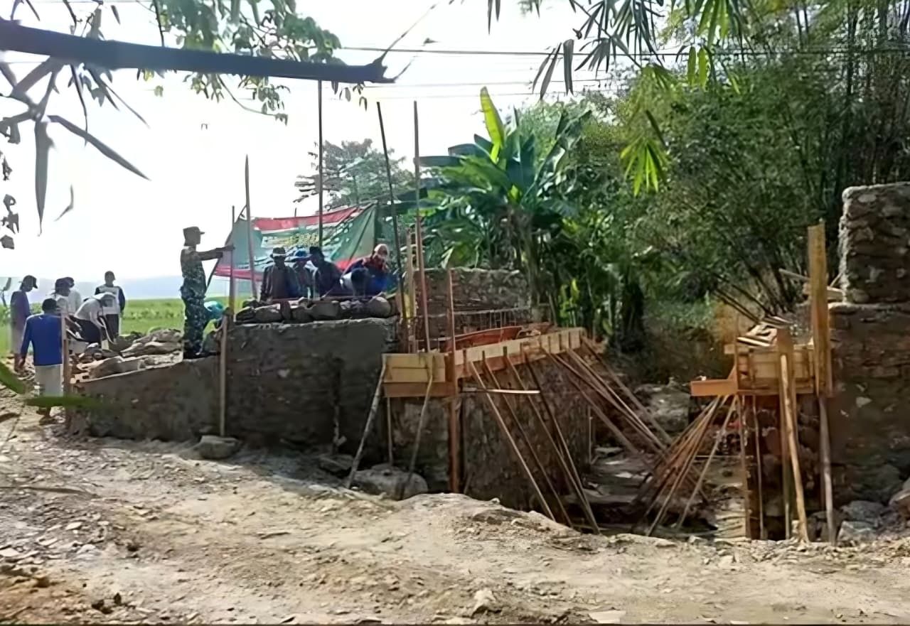 TNI Bantu Wujudkan Jembatan Beton Non Bencal untuk Dukung Mobilitas Warga di Pandeglang